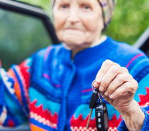 高齢者が運転をやめると健康状態が低下　抑うつリスクが2倍に上昇