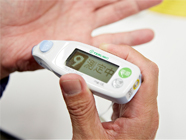 会場では、昼食前後に各人が普段使用している測定機器を用いた血糖測定が行われた