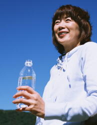 夏の水分補給が脳と心臓を守る　「水を飲む習慣」で予防