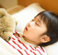 テレビの視聴時間が長い子供は睡眠不足や肥満になりやすい