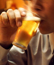 飲酒で認知機能の低下が10年早まる　1日ビール2杯までが目安