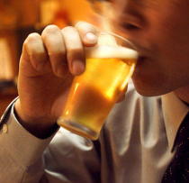 長時間労働がアルコール乱用の原因に　週に48時間以上働く人は要注意