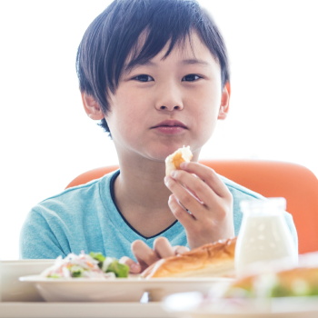 日本の給食が「肥満」を減らす　給食実施率の増加で肥満が低下